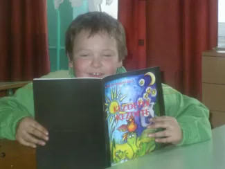 Kisfiú a Barangoló füzetet olvassa