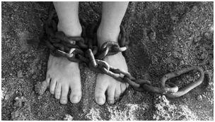 Emberkereskedelem napjainkban -megbilincselt lábak