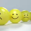 Emotikonk sárga labdákon