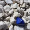 lapi-lazuli drágakő-kékszínű-szürke közönséges kövek között