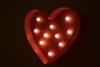 Illusztráció: piros szív alakú doboz benne világító fényekkel