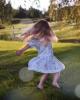 táncoló kislány a nyári réten
