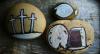 kövekre festett húsvéti szimbólumok: három kereszt, üres sír, hal